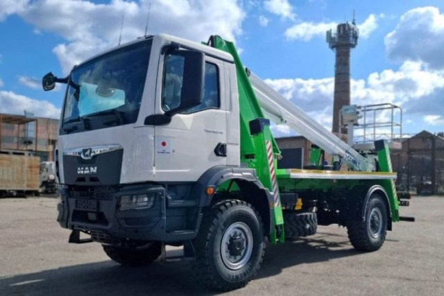 Завод спецтехники «Техкомплект» передал харьковским энергетикам уникальные автовышки