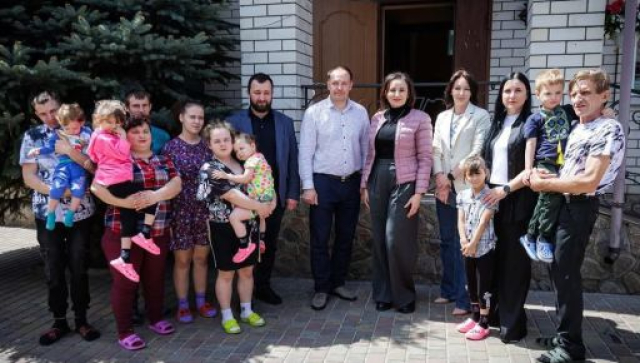 В Люботине приемной семье с 9-ю детьми предоставили новое жилье