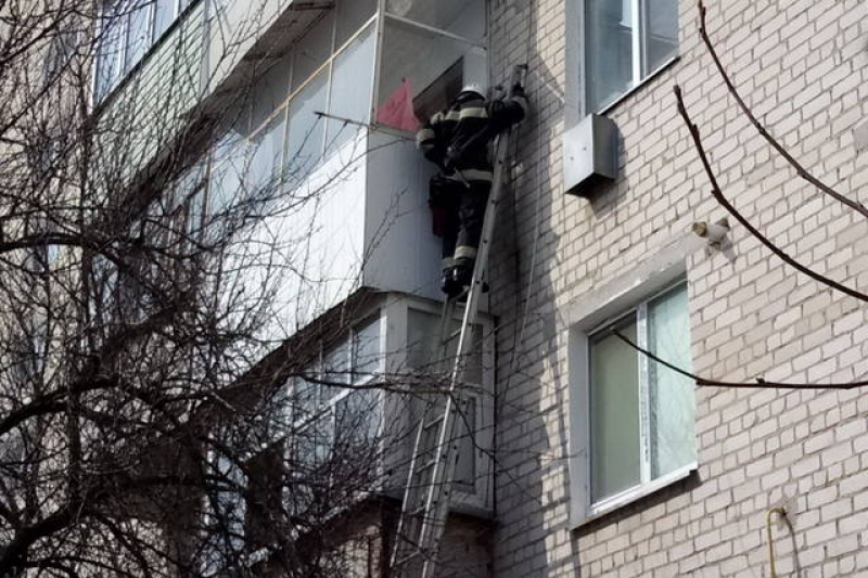 Пожилую женщину на лоджии заперла маленькая внучка: женщину вызволяли спасатели (фото)