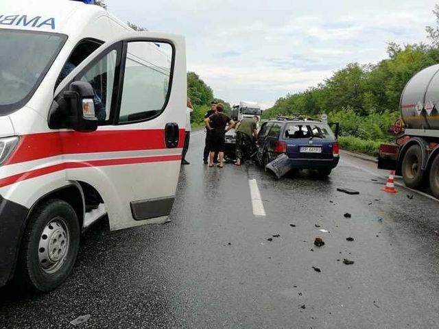 Слетевшие в кювет авто и много пострадавших: под Харьковом – тройное ДТП (фото)