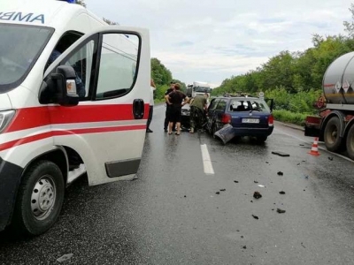 Слетевшие в кювет авто и много пострадавших: под Харьковом – тройное ДТП (фото)