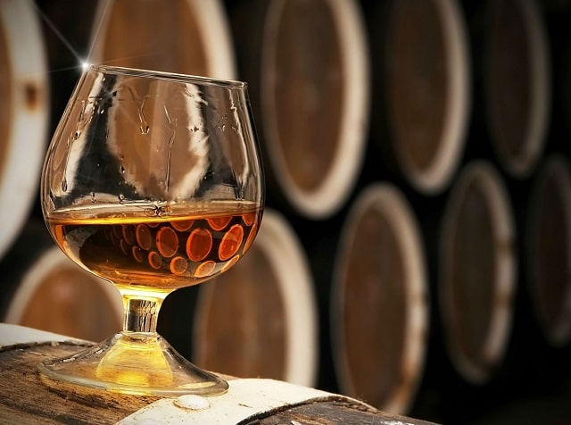 Как правильно пить коньяк и чем его закусывать