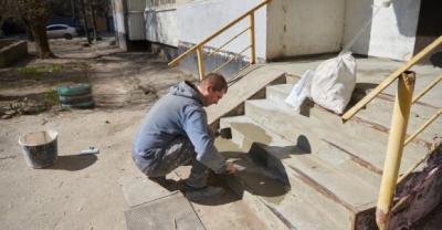 В Харькове массово приводят в порядок подъезды