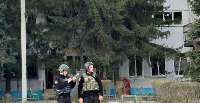 Россияне ударили авиабомбой по территории возле подземной школы