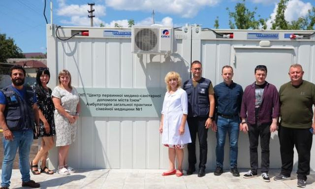 В Изюме установили мобильную амбулаторию (фото)