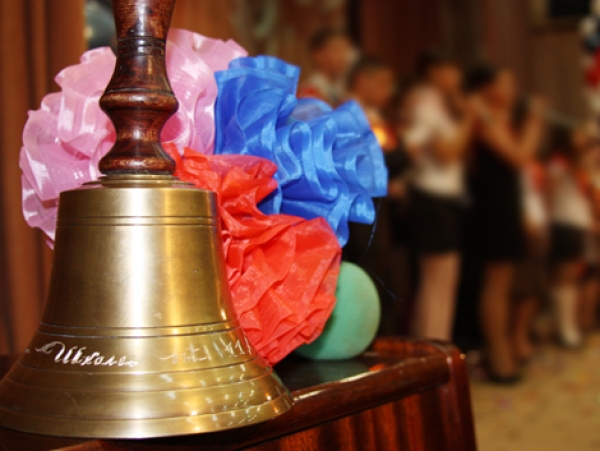 Детей-сирот поздравили с окончанием учебы