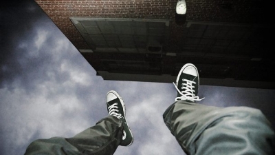 Патрульные в последний момент спасли «прыгуна» (видео)