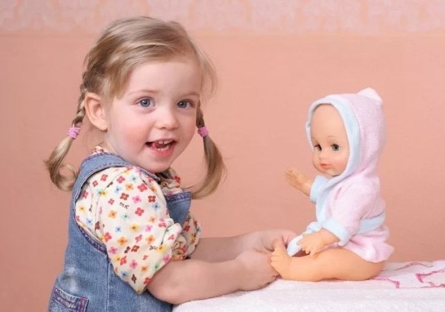 Какую куклу подарить девочке на праздник: полезные советы