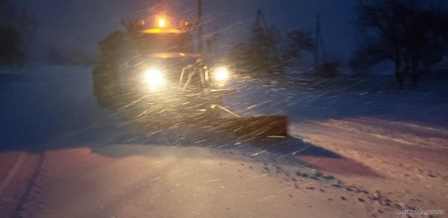 На Харьковщине выпал первый снег: дороги расчищает спецтехника