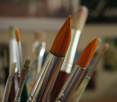 Уже неделю в Харькове красят главную писанку