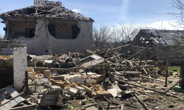 Во время обстрела села Петропавловка ранена 18-летняя девушка