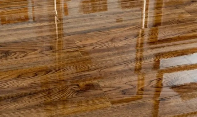 Вологостійкий ламінат: забудьте про проблеми з вологою підлогою