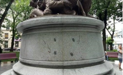 Под покровом ночи: в Харькове с памятника Гурченко сняли нашумевшую табличку (фотофакт)