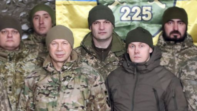 Генерал Сырский вручил орден Богдана Хмельницкого харьковскому бойцу