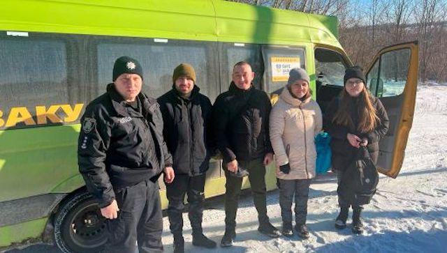 Полицейские эвакуировали из Купянского района 8 мирных жителей