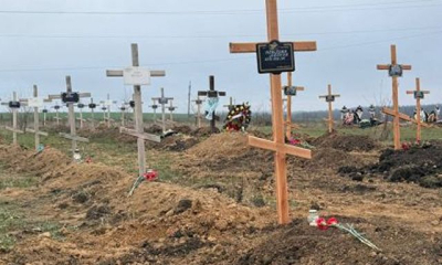 В Изюме после перезахоронения жертв российской оккупации прошла панихида
