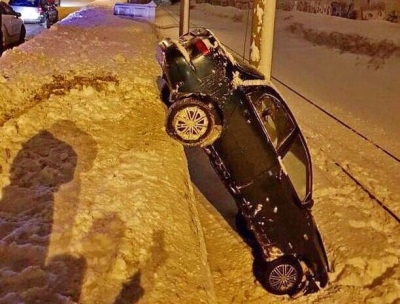 На Московском проспекте иномарка съехала с дороги и рухнула на ж/д пути (фотофакт)