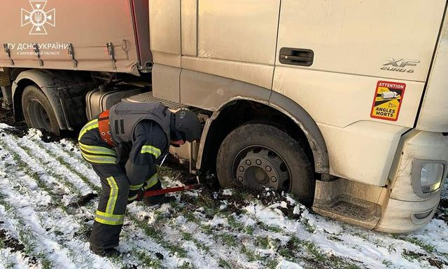 Спасатели вытащили застрявшую на грунтовой дороге фуру с гуманитарной помощью (фото)