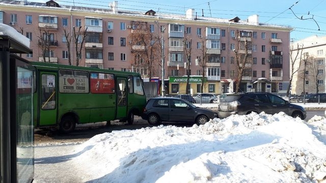 На проспекте Науки – тройное ДТП с участием маршрутки (фото)