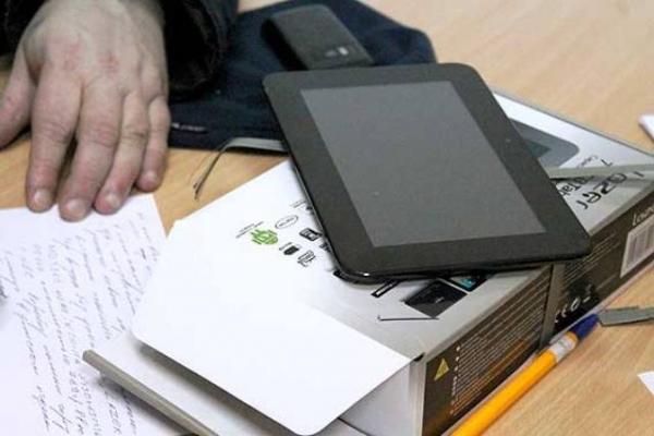 Мужчина украл у подростка планшет