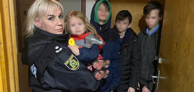 Полицейские доставили четверых детей в больницу – они оказались без присмотра