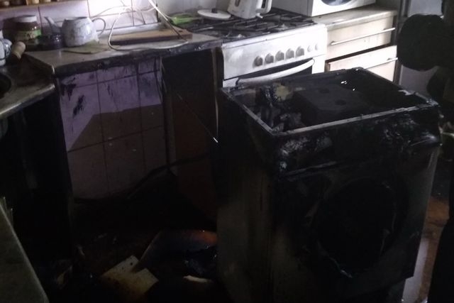 Огонь уничтожил стиральную машинку – причины возгорания устанавливают эксперты
