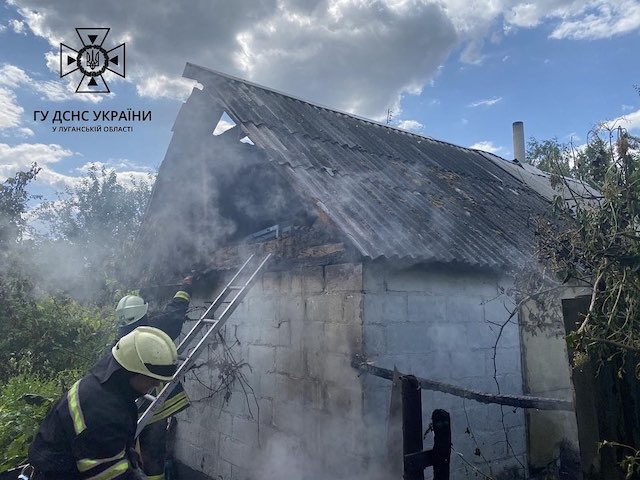 Луганские спасатели погасили пожар в поселке Донец на Харьковщине