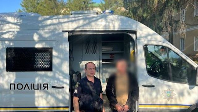 В селе Терновая мужчина напал на подростков и украл у девочки смартфон