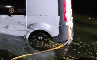 Трагедия в с. Безлюдовка – микроавтобус людьми утонул в местном водоеме (видео)