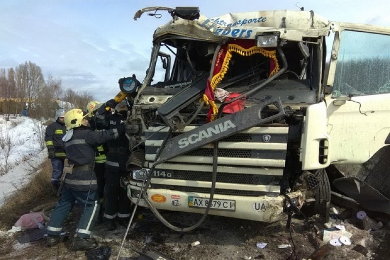 На окраине города столкнулись молоковоз и легковушка: водителя вырезали из разбитого грузовика (фото)