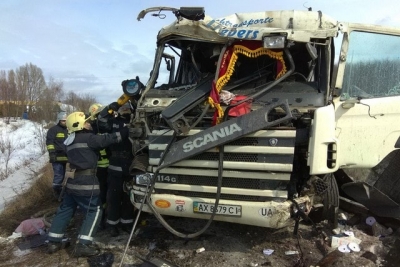 На окраине города столкнулись молоковоз и легковушка: водителя вырезали из разбитого грузовика (фото)