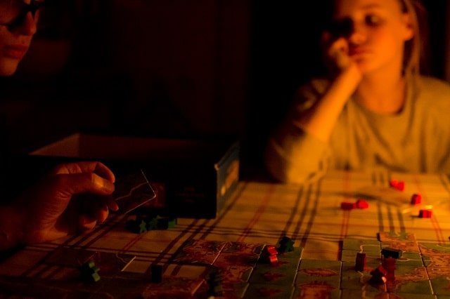 Чем заняться вдвоем во время блэкаута: обзор настольных игр на двоих