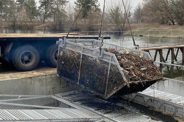 Очередные три тонны мусора «поймали» в реке Уды экоактивисты
