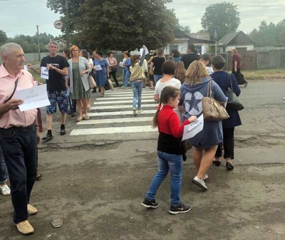 В Первомайском протестовали против закрытия двух школ