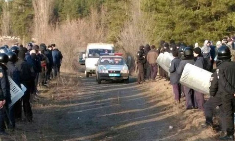 Жители Купянска не позволили блокировать железную дорогу (видео)