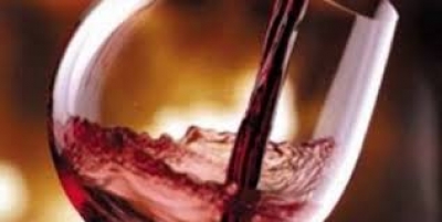 Молодые люди пытались вынести вино из клуба