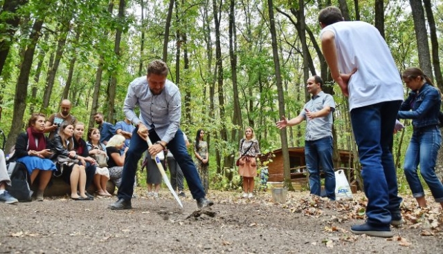 Активисты-экологи посадили деревья в Фельдман Экопарке