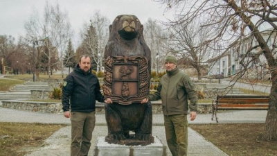 Львовские матера изготовили для Купянска скульптуру сурка