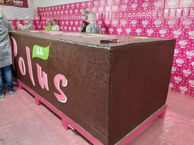 Мировой рекорд – шоколадный батончик весом 3 т 59 кг изготовили на кондитерской фабрике в Харькове (видео)