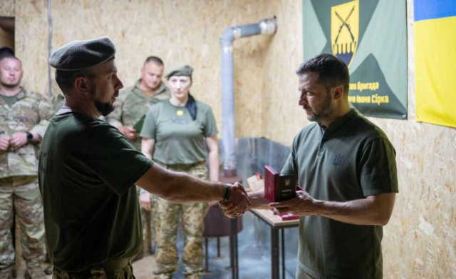 Президент побывал в Харьковской области и наградил украинских защитников