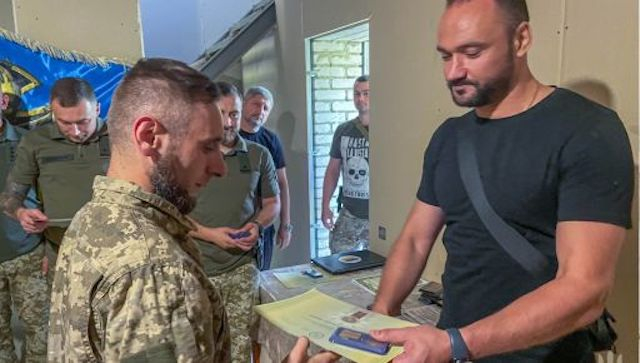 Боевой медик из Харьковской области награжден президентским знаком «За оборону Украины»