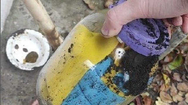 Житель Харьковщины во время оккупации закопал в огороде флаги Украины