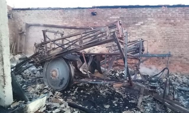 Неизвестные лица подожгли хозяйственную постройку с сельхозтехникой