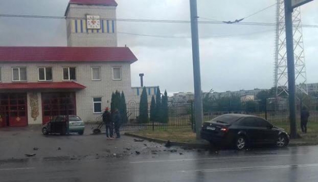В Харькове авто влетело в забор пожарной части (фотофакт)