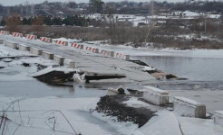 Из-за резкого потепления вода в реке Мжа поднялась и разрушила временную переправу