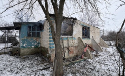 Пострадавшую во время обстрела семью вывезли из села Новоосиново – помогли военные